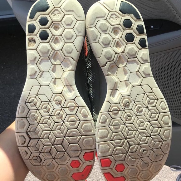 Women’s Nike tennis shoes - Picture 3 of 3